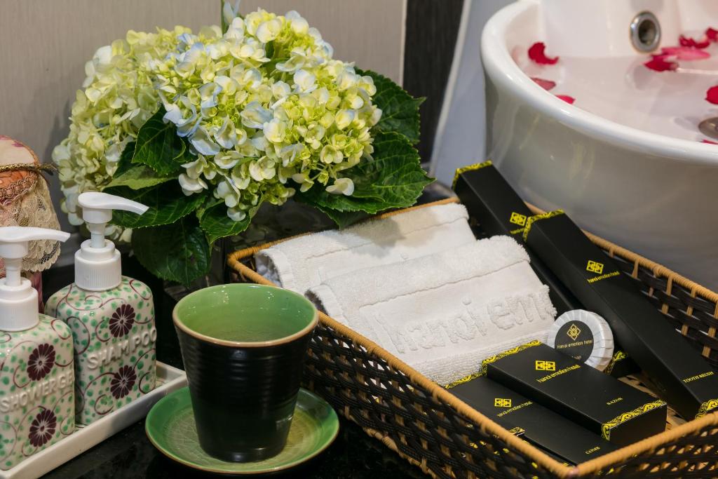 Hanoi Emotion Hotel - Tap to explore photos
