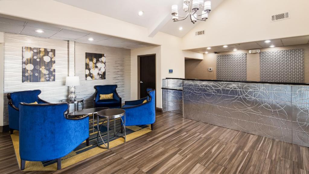 Best Western PLUS Tulsa Inn & Suites photo 2