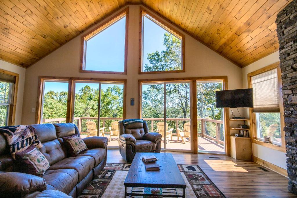 Eagles Nest A pet friendly cabin on the river with a hot tub image