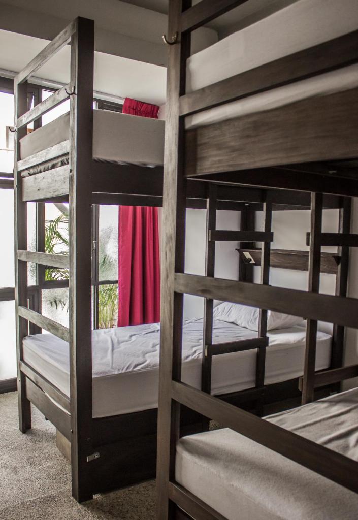 Номер (Single Bed in 6-Bed Dormitory Room - Zapata), Los Muertos Hostal