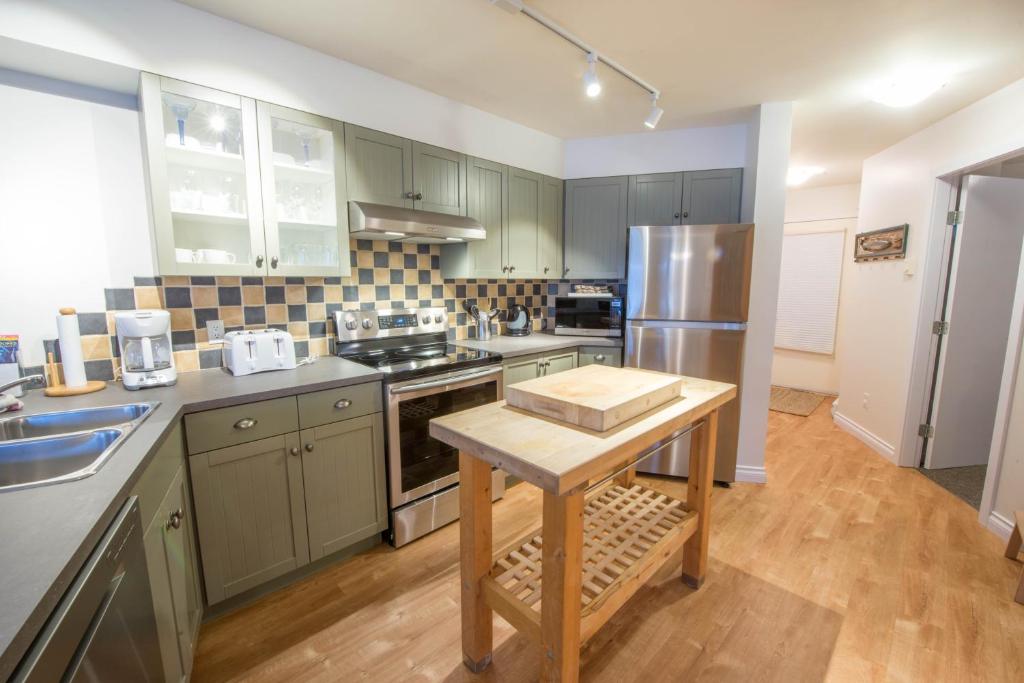 Luxury 2BR Oceanfront Condo by OnlyBC 201 photo 3