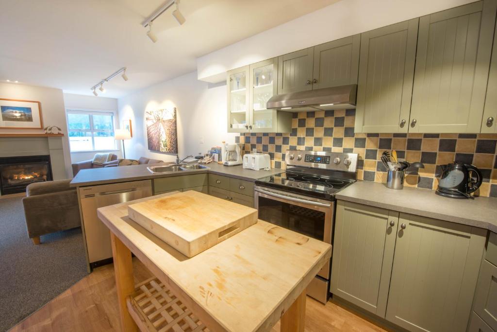 Luxury 2BR Oceanfront Condo by OnlyBC 201 photo 4