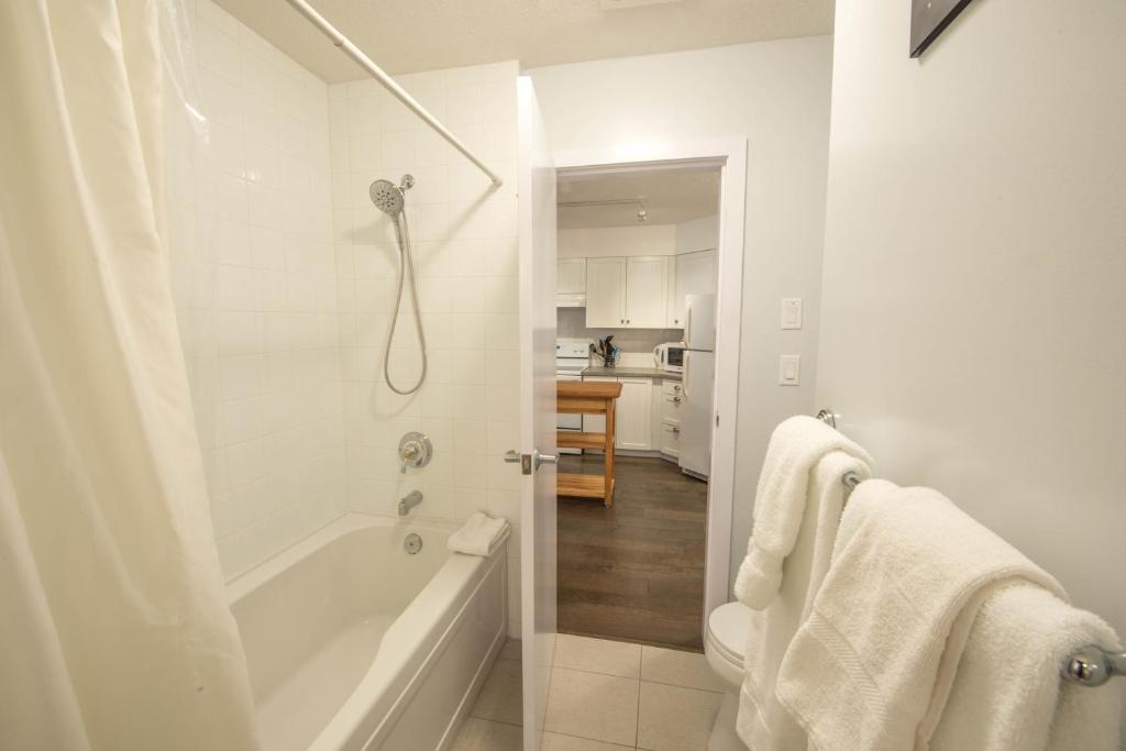 Luxury Oceanfront Condo by OnlyBC 101 photo 3