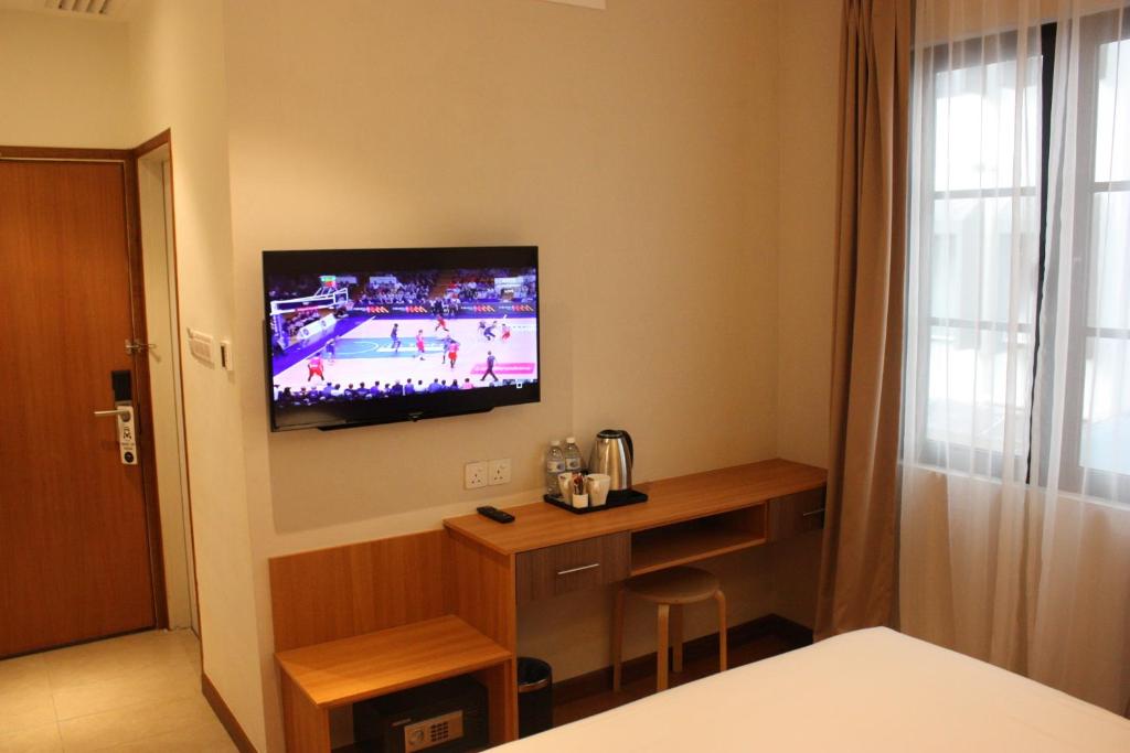 Двухместный (Улучшенный номер с кроватью размера «king-size» (с окном)), Ahyu Hotel