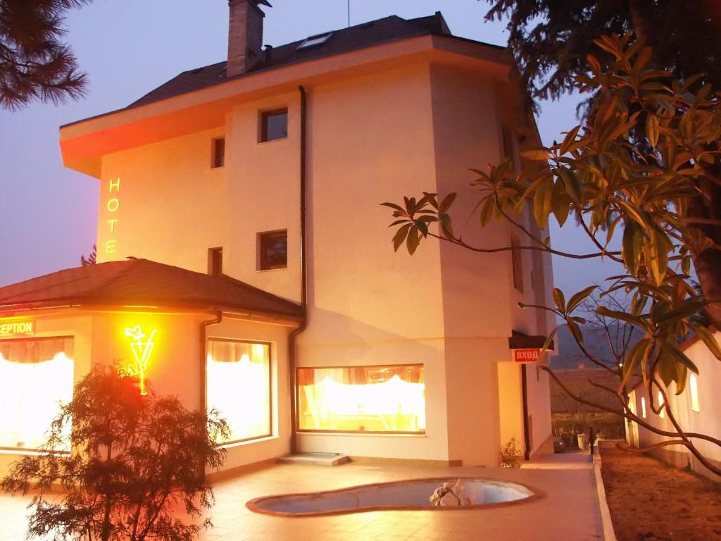 Family Hotel Emaly 1 photo 2