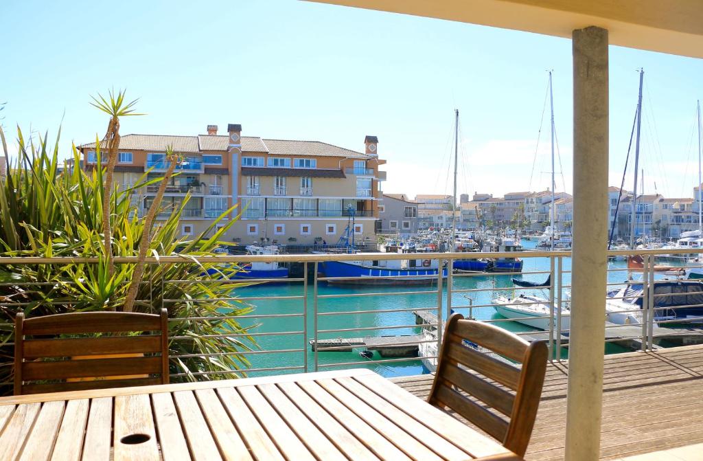 Quarterdeck 17 photo 3