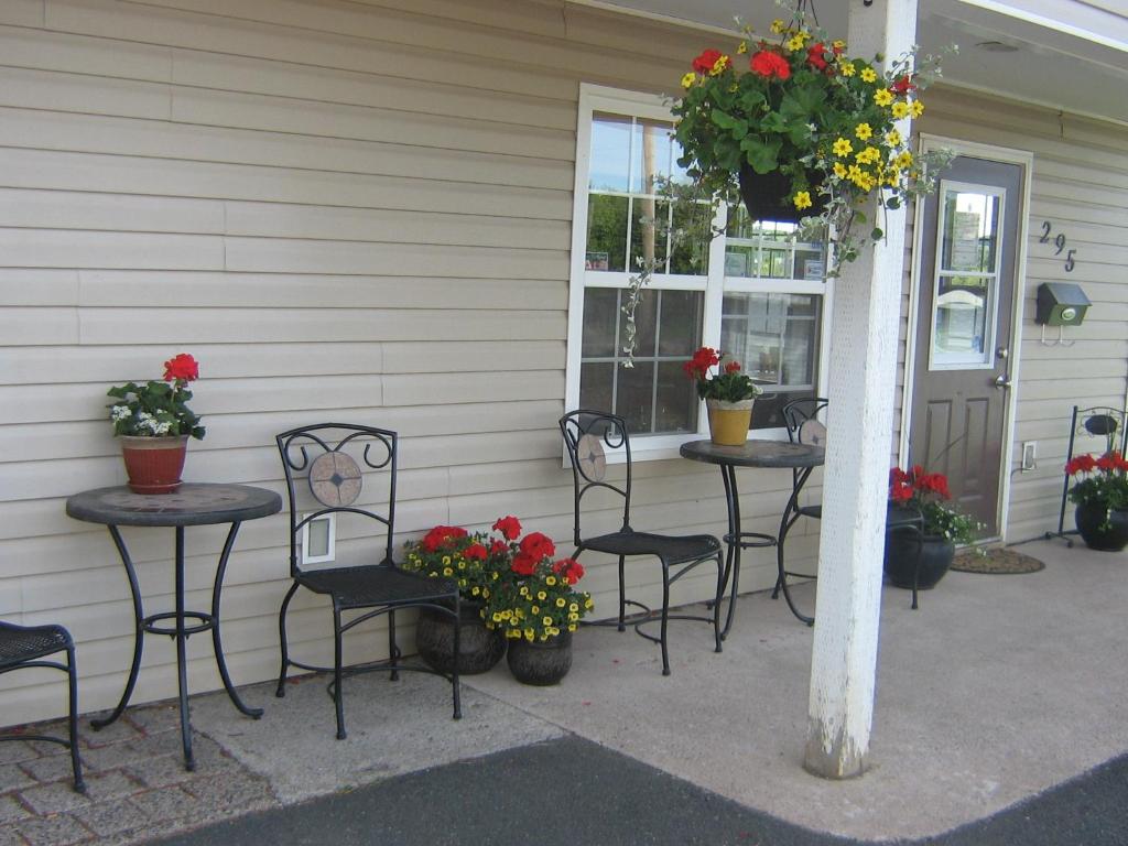 Antigonish Evergreen Inn - Tap to explore photos