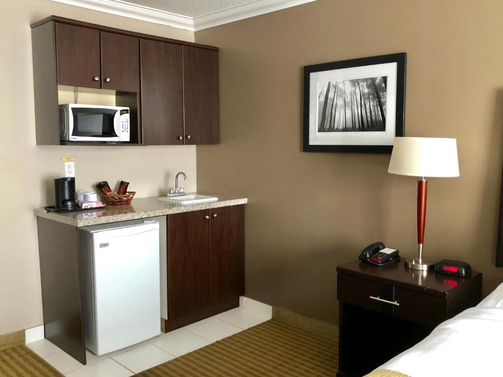 Ramada by Wyndham Cold Lake photo 2