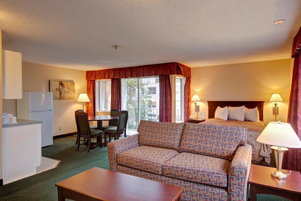 Travelodge by Wyndham Nanaimo Room Type - Junior Suite with with Two Queen Beds and Full Kitchen Travelodge by Wyndham Nanaimo Room Type - Junior Suite with with Two Queen Beds and Full Kitchen