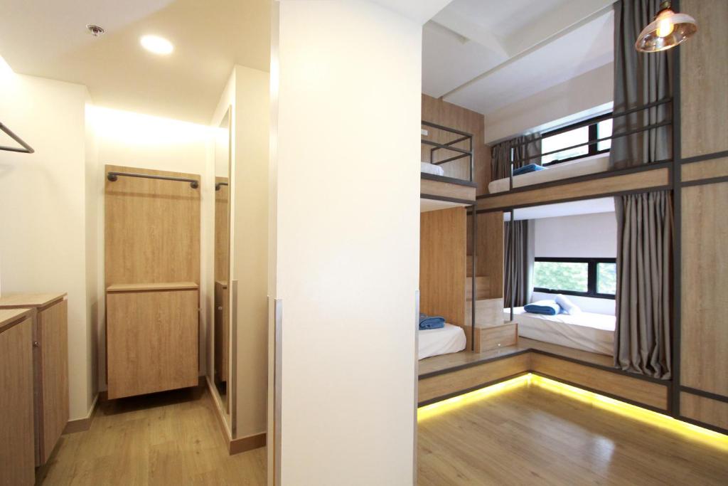 Номер (Односпальная кровать в общем номере), Lub d Philippines Makati