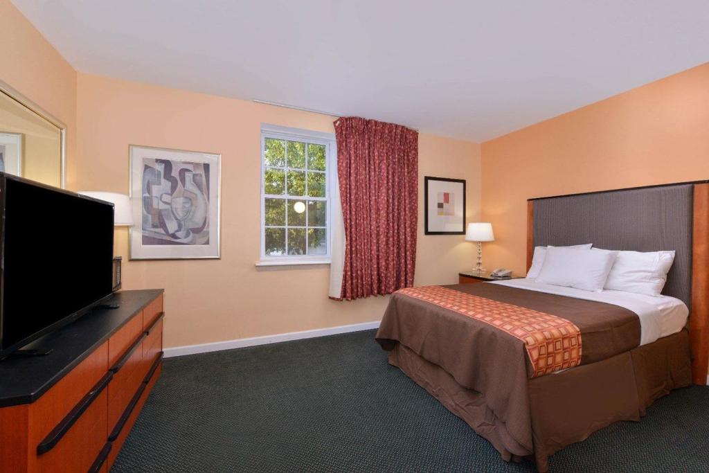 Media Inn & Suites photo 4