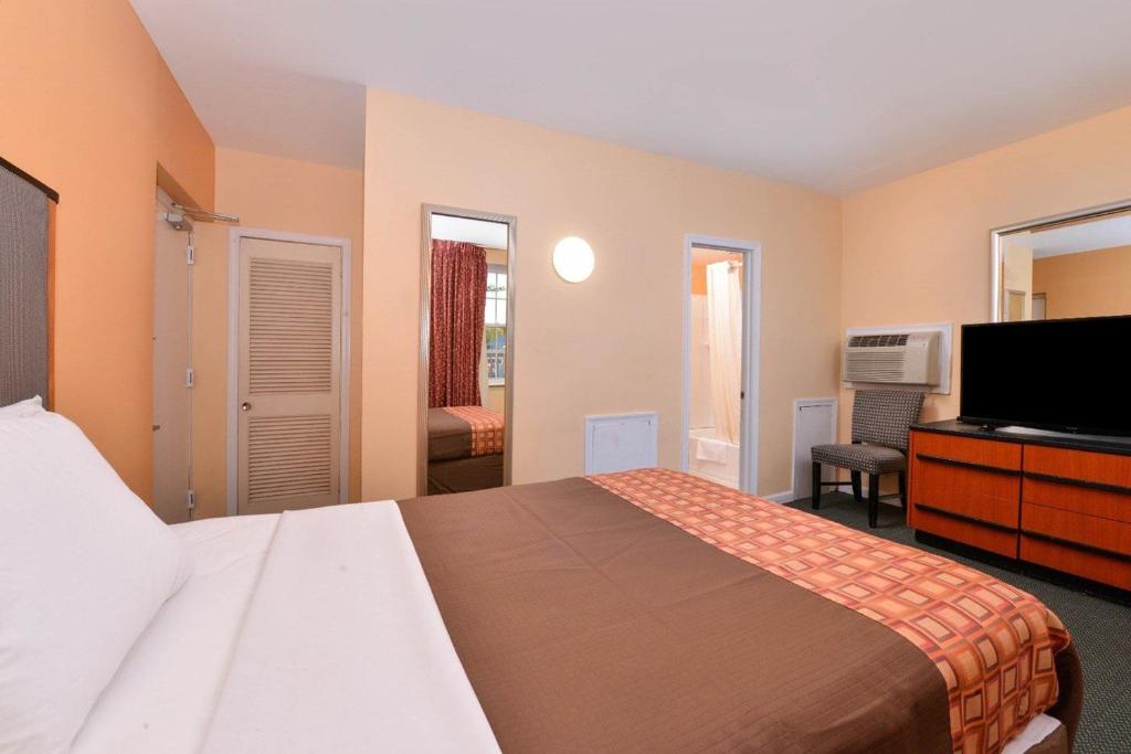 Media Inn & Suites photo 2