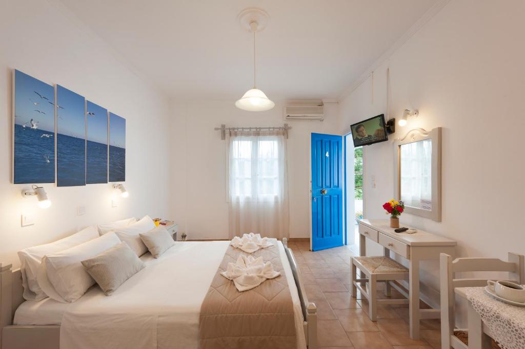 Helen's Minimal Studios & Apartments Room Type - Standard Double Room with Garden View