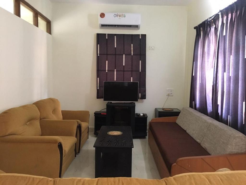 Plush 4BHK Holiday Home with Pool photo 1