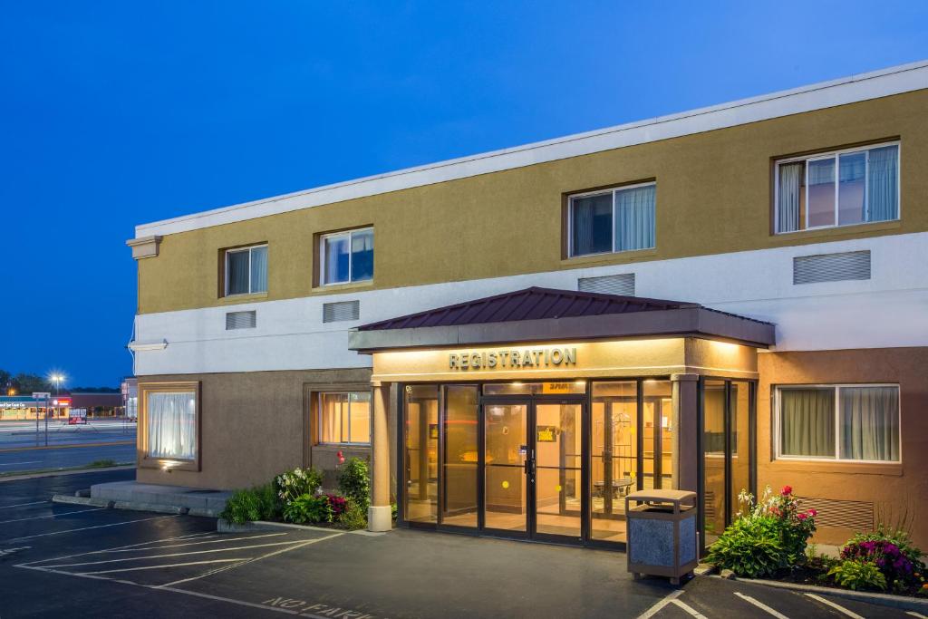 Fairbridge Inn Express Buffalo Airport Williamsville image