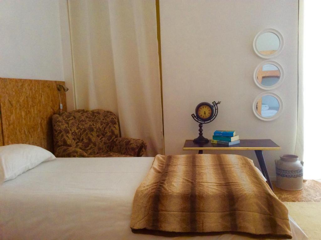 Трехместный (Трехместный номер эконом-класса с общей ванной комнатой), Marina Lounge Hostel