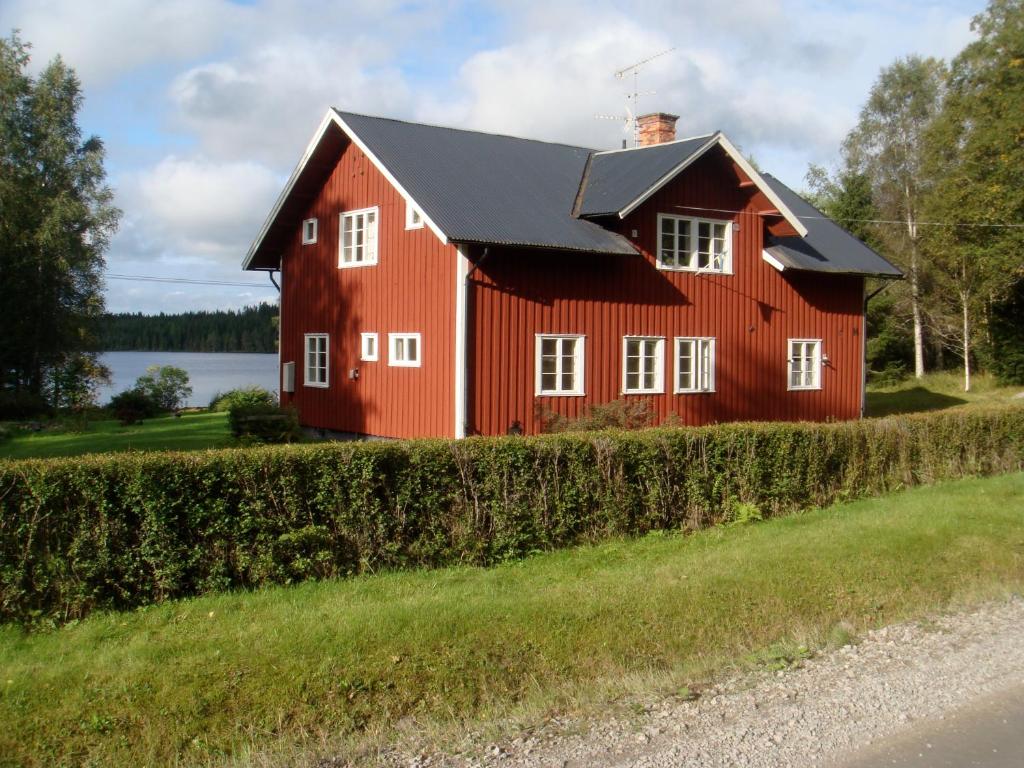 Large lakeside cabin - ski, boat, nature photo 1