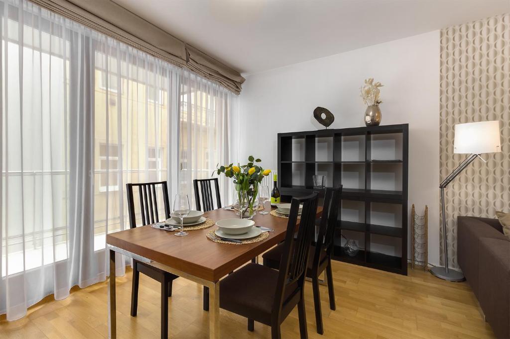 Апартаменты (Апартаменты с 2 спальнями и балконом), Quality Point Apartments