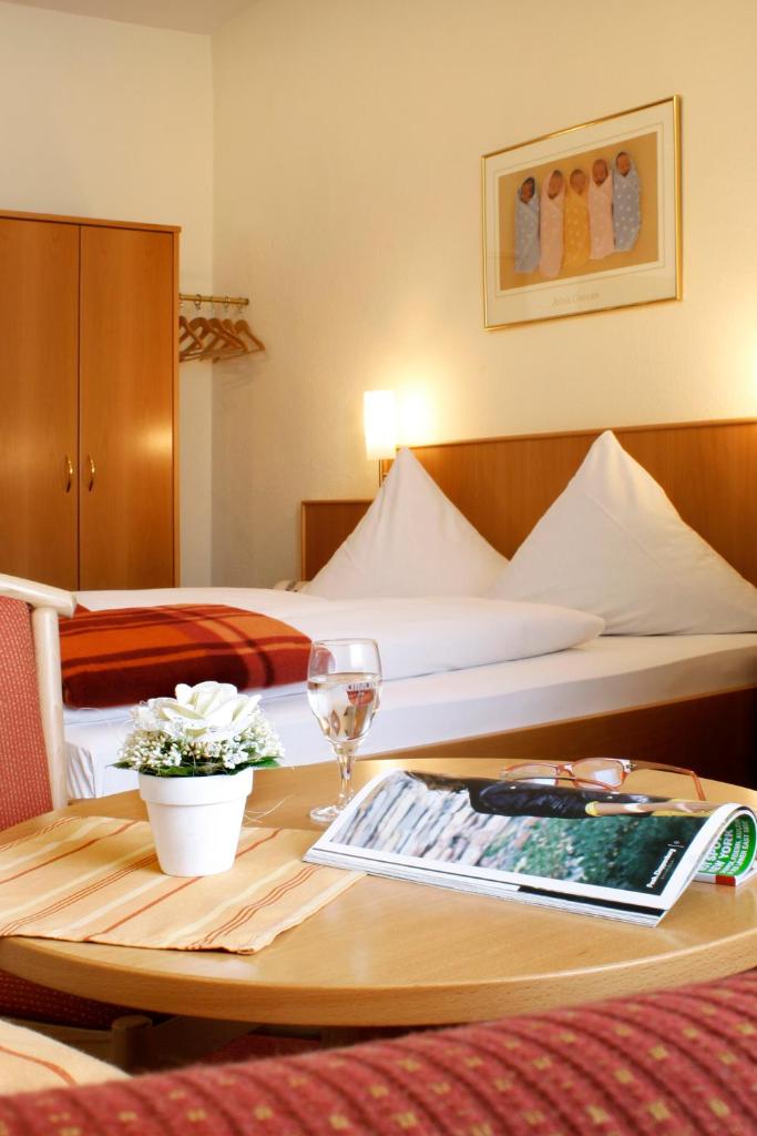 Hotel Rose Heidelberg inklusive Frühstück, Saunanutzung und Parkplätze nach Verfügbarkeit, Speyer