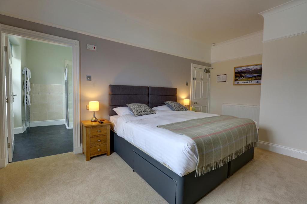 The Grange Guest House - Tap to explore photos