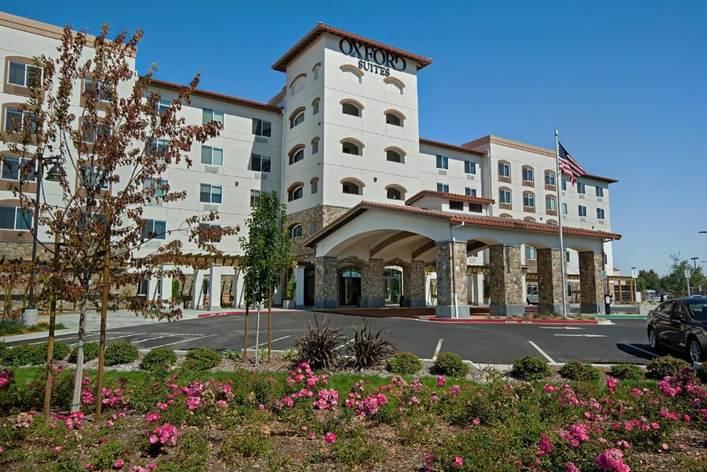 Oxford Suites Sonoma County image