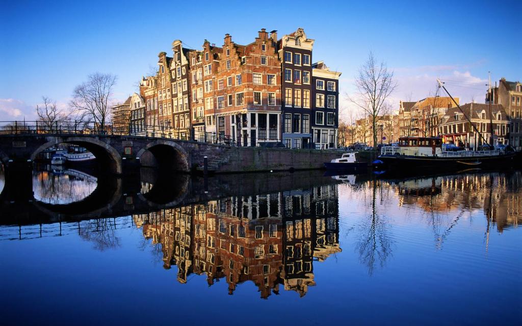 Central & Quiet Canal Apartment photo 2