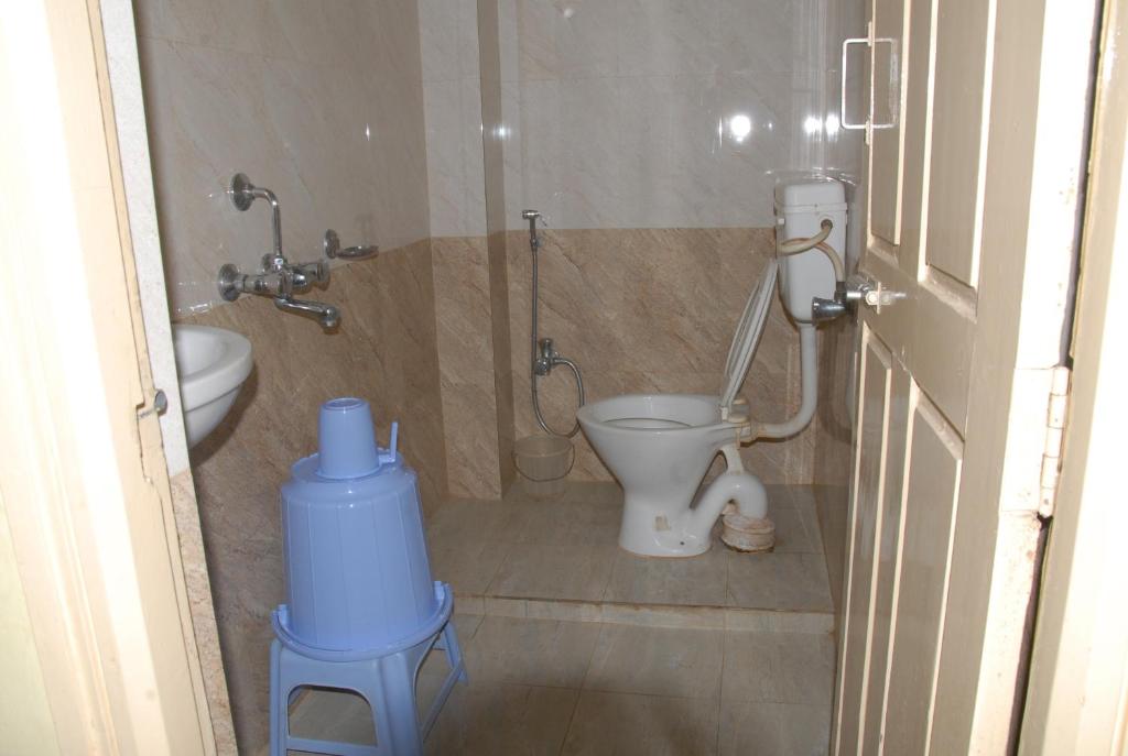 Двухместный (Deluxe Double Room (2 Adults + 1 Child) - For Indian Nationals only), Hotel Bhavani Lodge