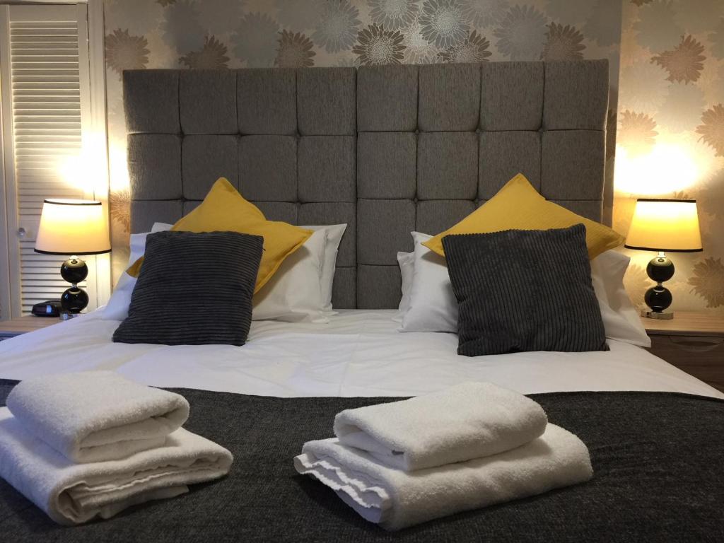 Scotstoun 1 Bed Flat - Tap to explore photos
