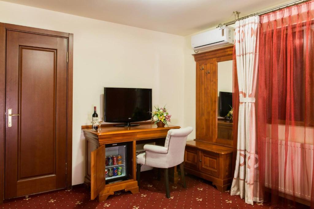 Red Hotel photo 3