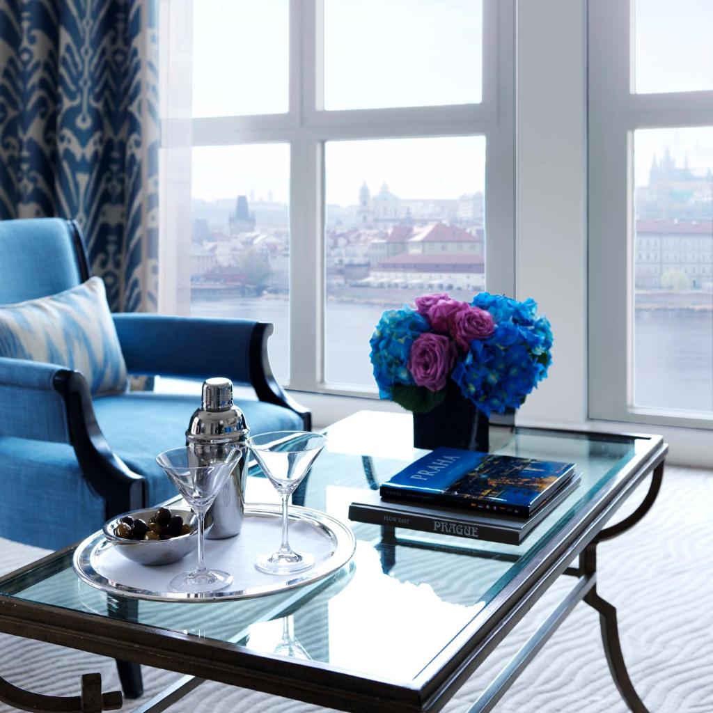 Сьюит (Люкс с видом на реку), Отель Four Seasons Hotel Prague