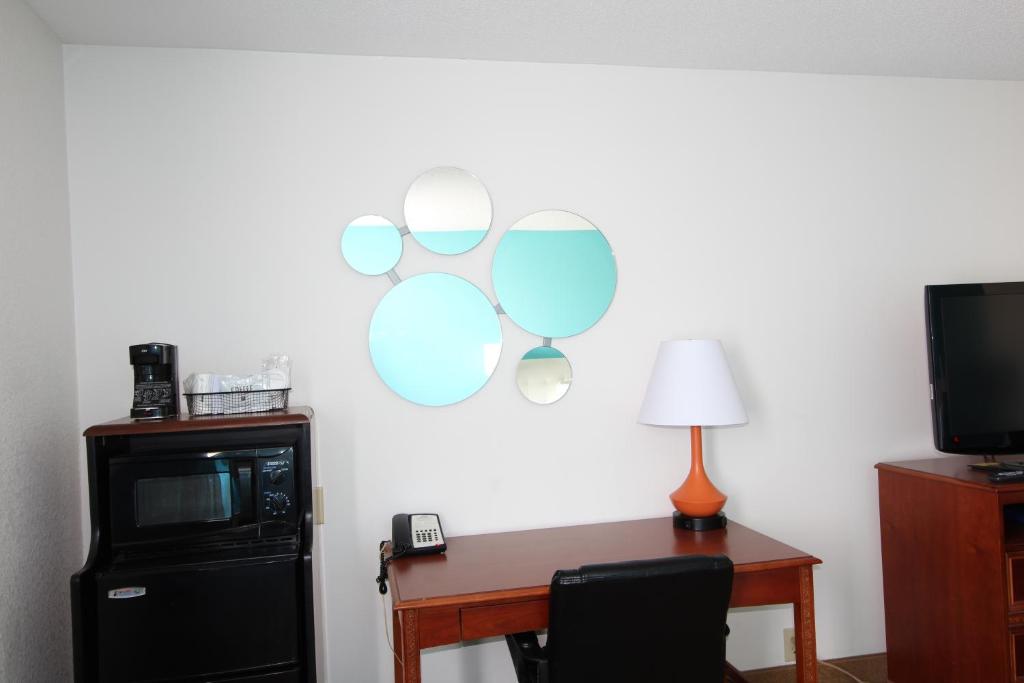 Howard Johnson by Wyndham Evansville East photo 2