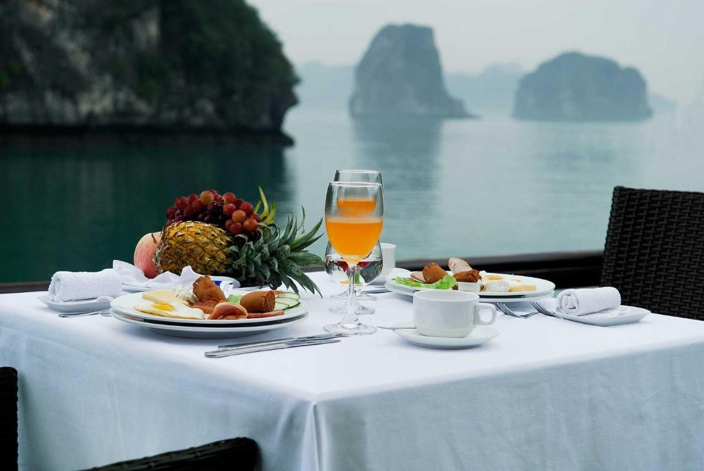 Du thuyền Legend Halong Private