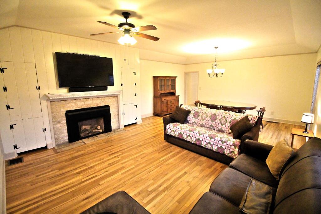 Peach Tree Inn & Suites photo 3