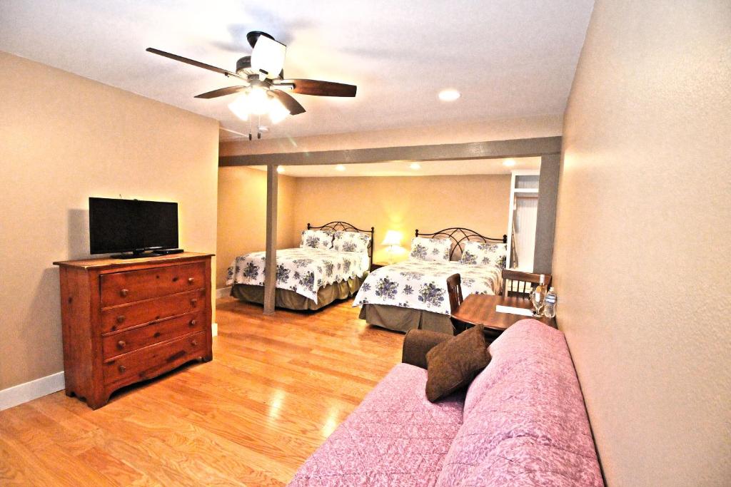 Peach Tree Inn & Suites photo 1