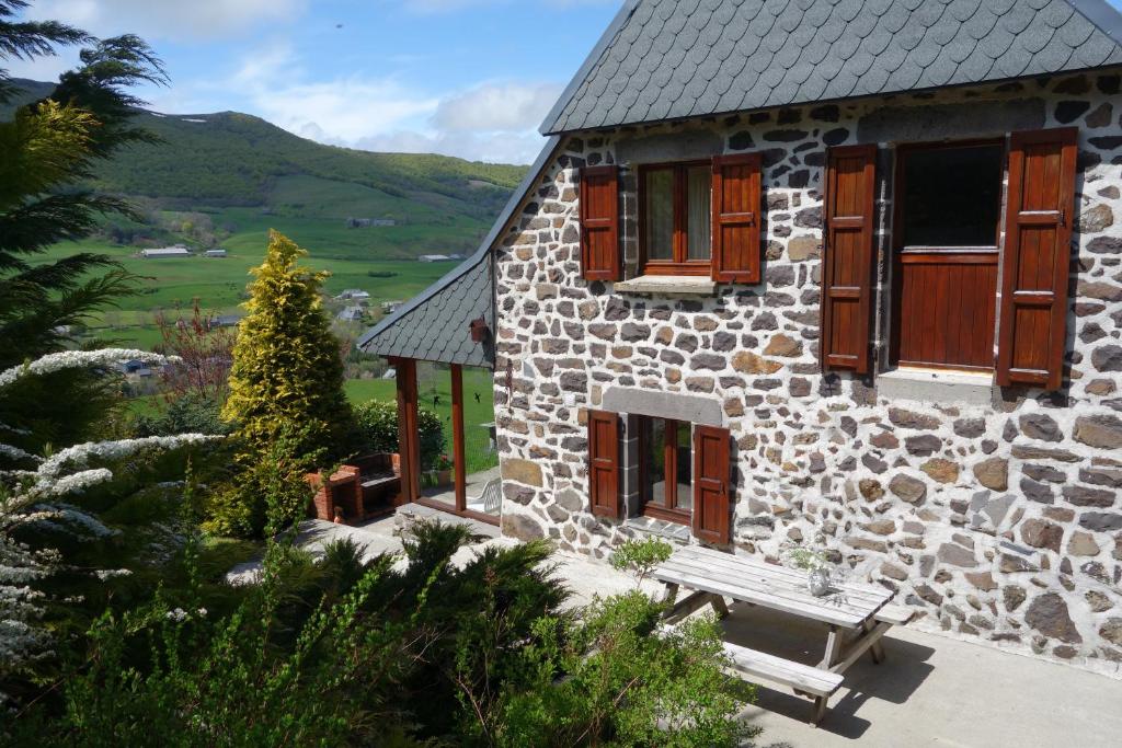 Farmhouse with mountain view photo 1