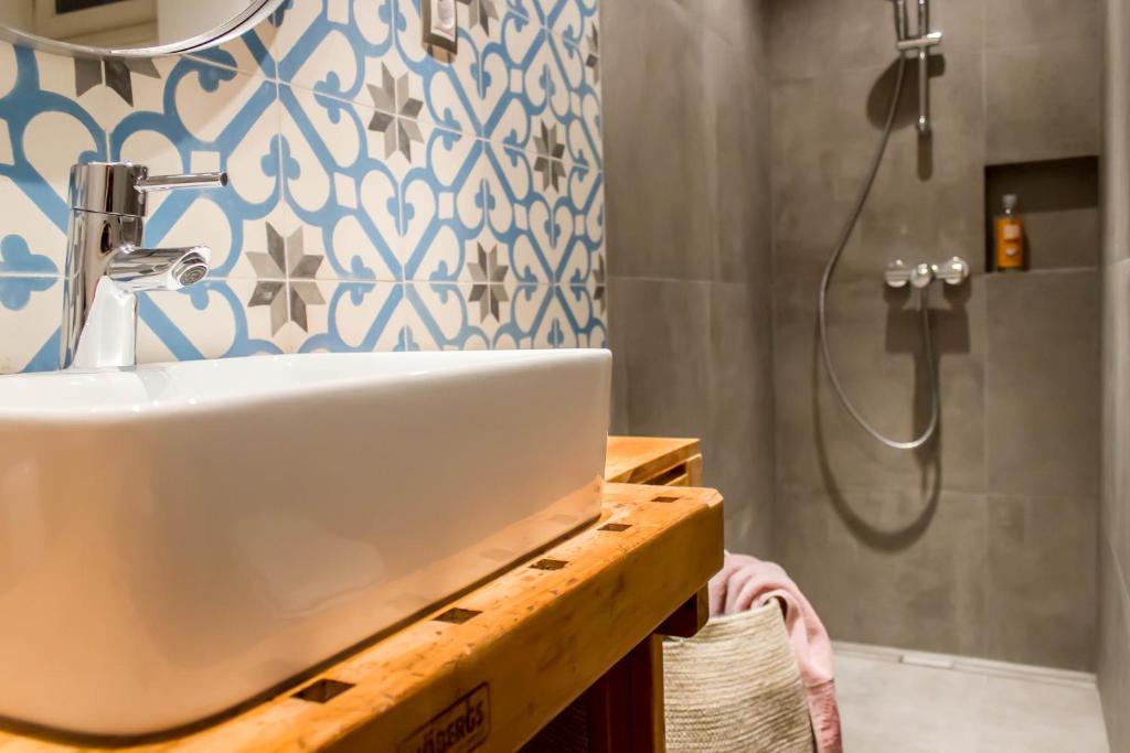 Classic elegance with synagogue view by Astoria