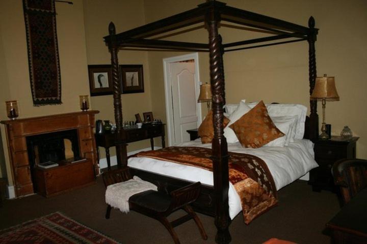Roche House Room Type - Deluxe Queen Room