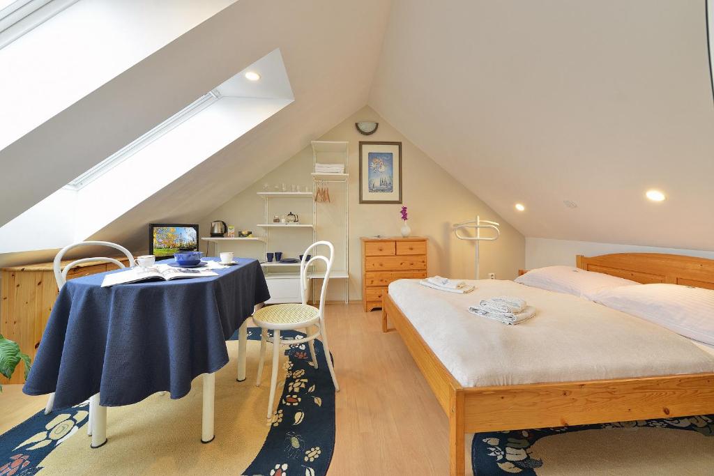 Сьюит (Attic Apartment with Free Parking), A. V. Pension Praha