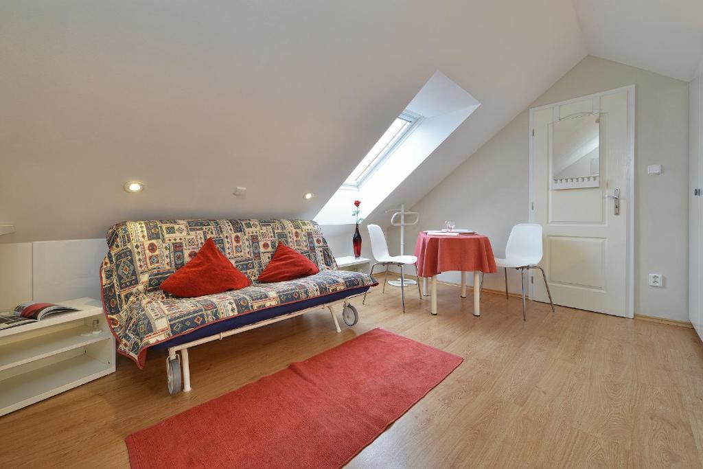 Сьюит (Attic Apartment with Free Parking), A. V. Pension Praha
