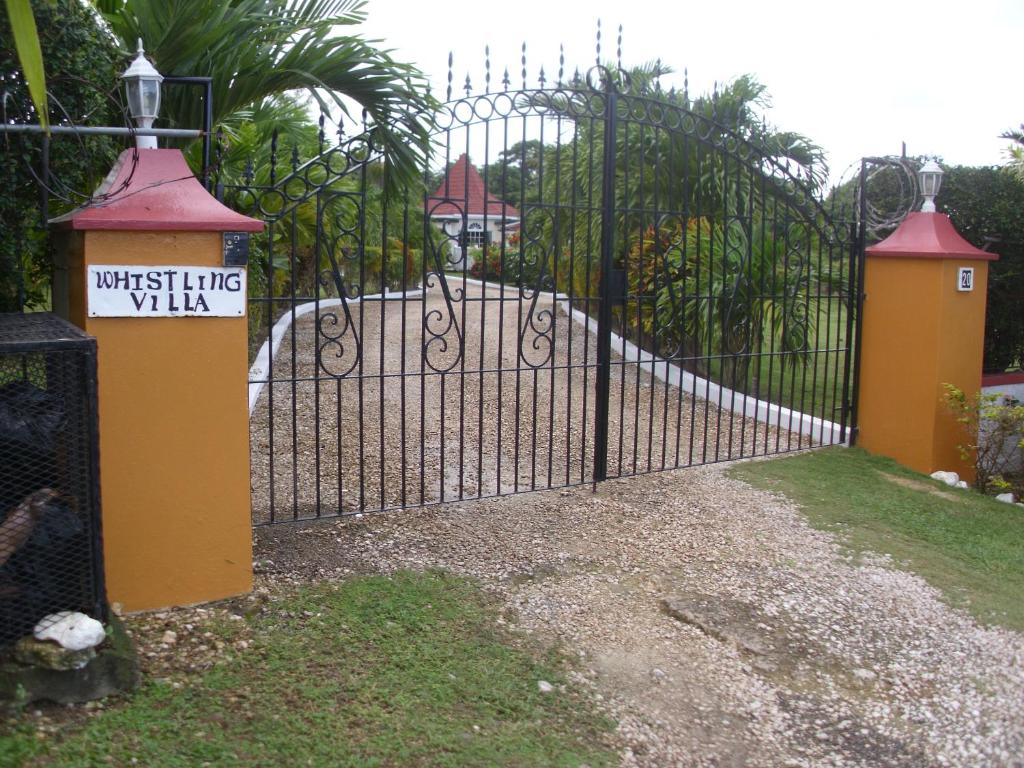 Whistling Villa Runaway Bay photo 2