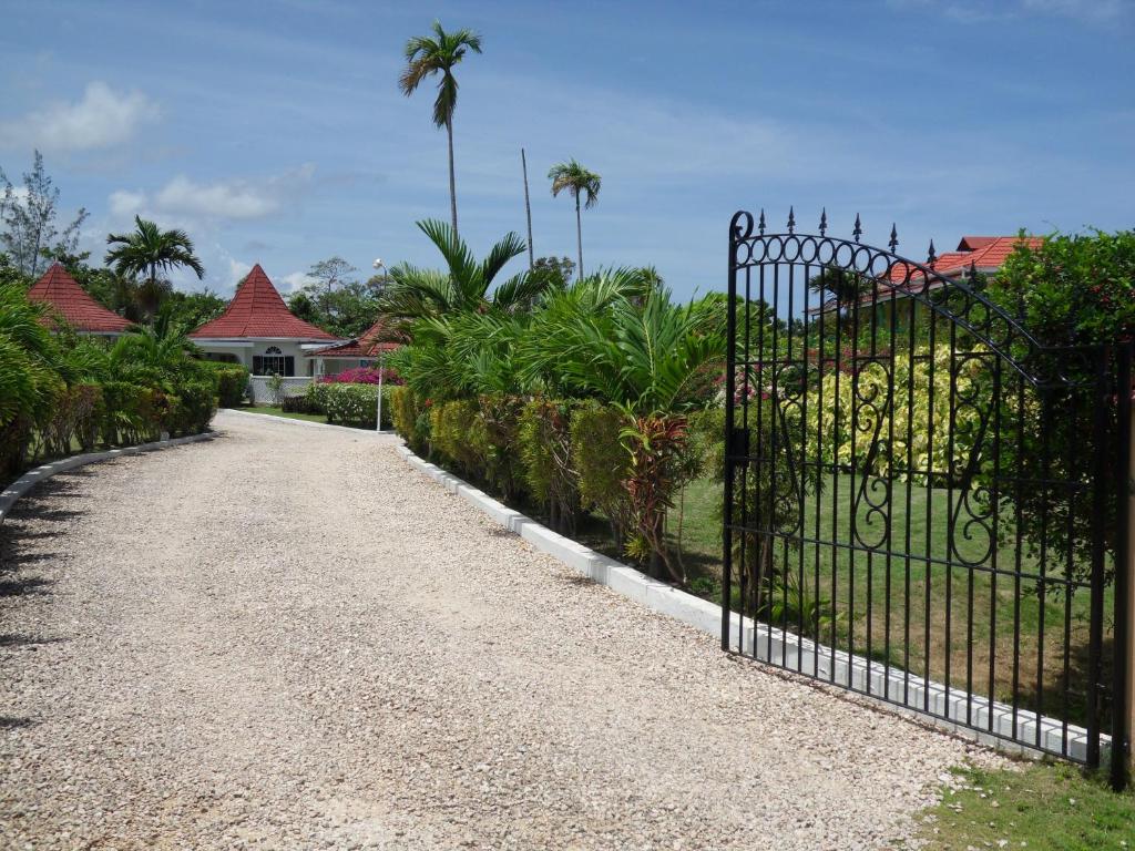 Whistling Villa Runaway Bay photo 3