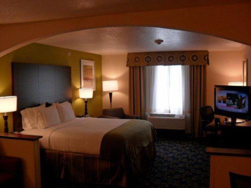 Holiday Inn Express and Suites Urbandale Des Moines, an IHG Hotel photo 1
