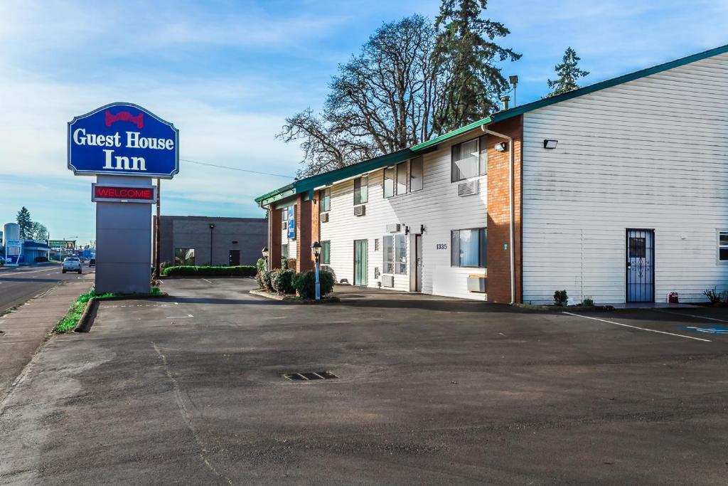 Guest House Inn Junction City image