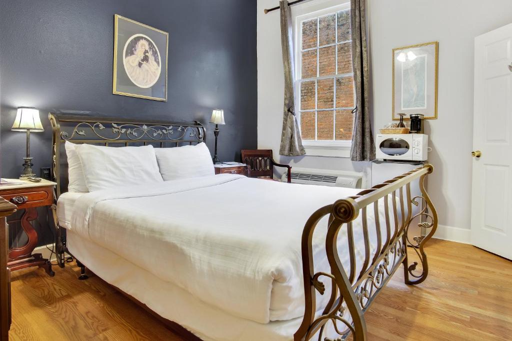 Rathbone Mansions New Orleans Room Type - Standard Queen Room