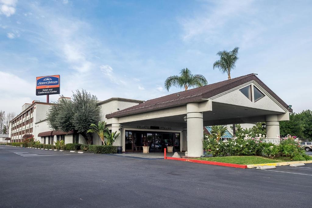 Howard Johnson Hotel&Conf Cntr by Wyndham Fullerton/Anaheim image