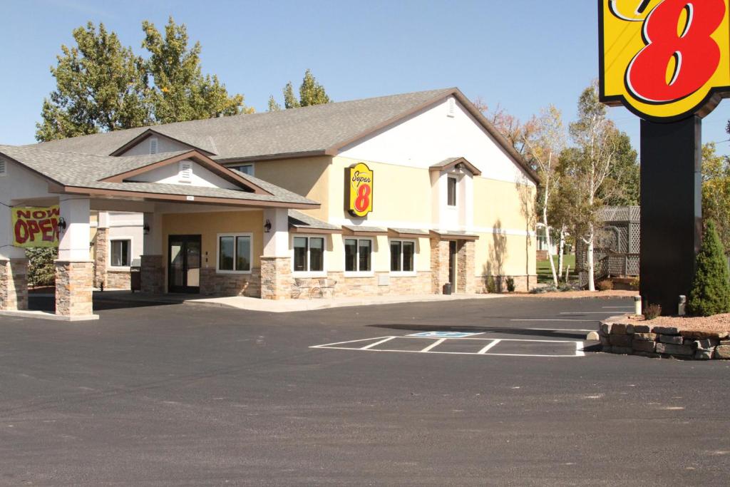 Super 8 by Wyndham Montrose photo 1