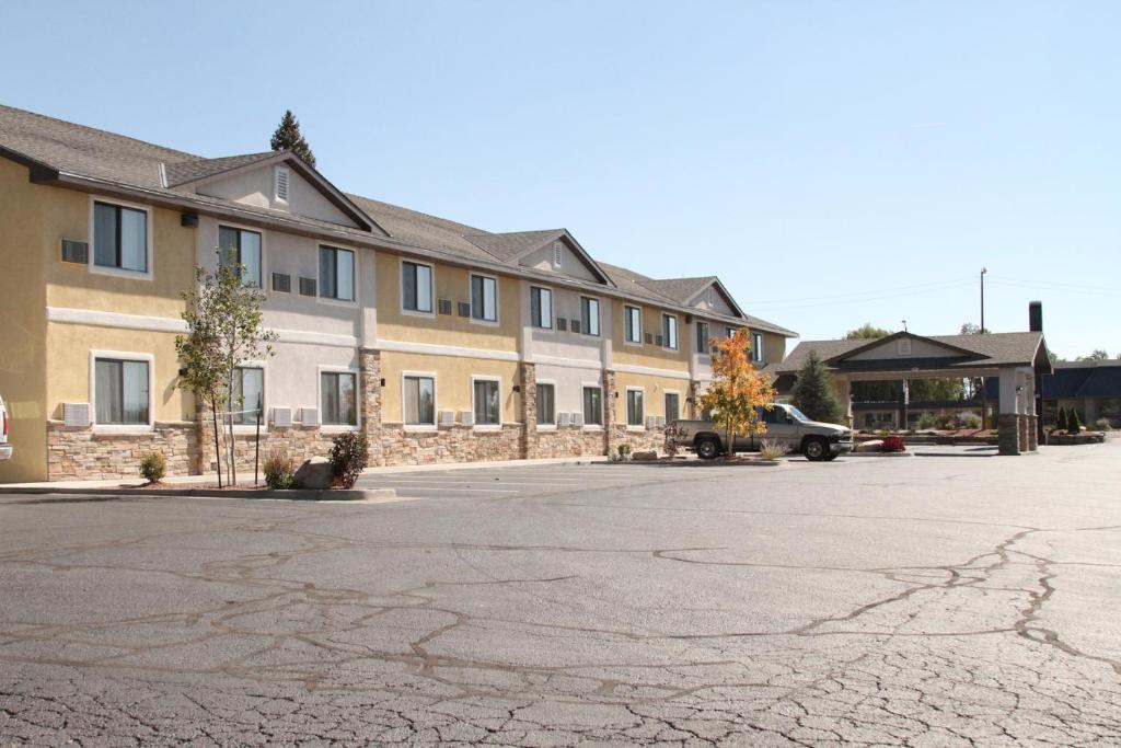 Super 8 by Wyndham Montrose photo 2