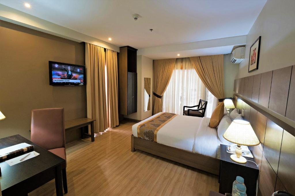 Двухместный (Улучшенный номер с кроватью размера «queen-size»), The Pinnacle Hotel and Suites