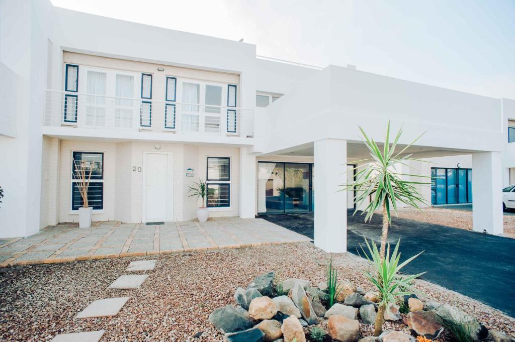 20 Cayman Beach, Gordon's Bay photo 2