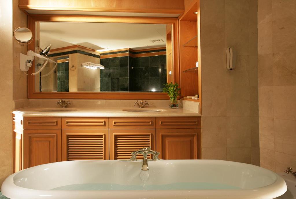 Сьюит (Люкс), Отель Chelsea Plaza Hotel